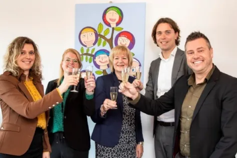 Proostmoment na contractondertekening, van links naar rechts: Nicole Weijers-Huijerjans - Directeur Wonen & Welzijn bij Daelzicht, Maartje Wouters - Klantmanager Gom Zorg, Riny Heuts-Dahlmans - Teamleider Services Facilitaire Ondersteuning bij Daelzicht, Luc Trommelen - operationeel manager Gom Zorg en Geoffrey Nouws - senior accountmanager Gom Zorg