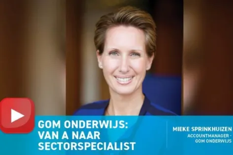 Portret van Mieke Sprinkhuizen, accountmanager bij Gom Onderwijs, met de tekst ‘Gom Onderwijs: van A naar sectorspecialist’ en een afspeelicoon.