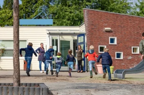 kinderen rennen op het schoolplein