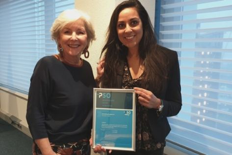 HR-directeur Marjolein Reijs en HR-business partner Shareen Peneux met certificaat in handen