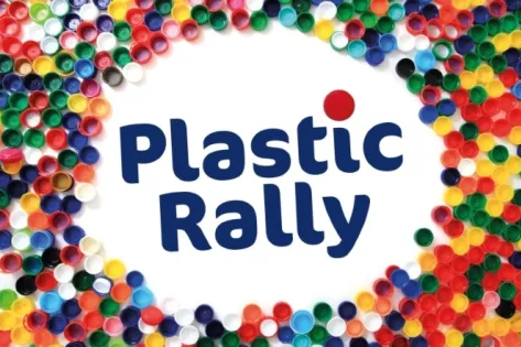 Afbeelding met de tekst ‘Plastic Rally’, omringd door kleurrijke plastic doppen, symbool voor recycling en bewust omgaan met plastic afval.