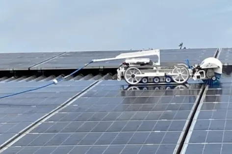 Het solar-cleaning-apparaat van Gom Specialistische Reiniging reinigt zonnepanelen