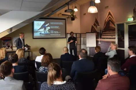 Merijn Tinga, de Plastic Soup Surfer, geeft een presentatie over plasticvervuiling aan deelnemers van de kennissessie van Gom Onderwijs bij Down Under in Nieuwegein.