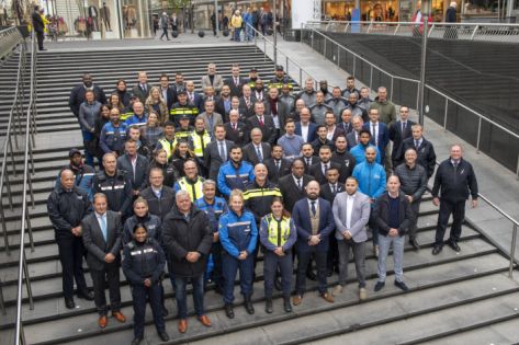 Een groep mensen staan geposeerd op de trap van de Koopgoot in Rotterdam.